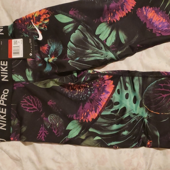 Nike tight fit - Picture 3 of 3